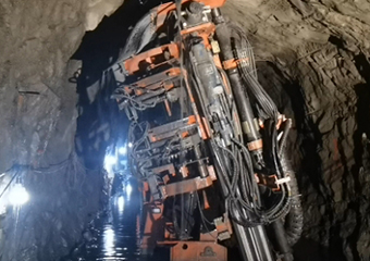 安徽#鐵礦，斷面3.5×4米，采用#中深孔采礦臺(tái)車 搭載沃思德鑿巖機(jī)，鉆桿長(zhǎng)1.2米，孔徑76mm，一個(gè)班可打200米。
