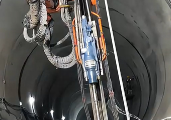 廣西抽水蓄能電站，斷面9X8米，鑿巖臺(tái)車 配套沃思德液壓鑿巖機(jī)打注漿孔，孔深7.4米，單孔平均用時(shí)9分鐘。