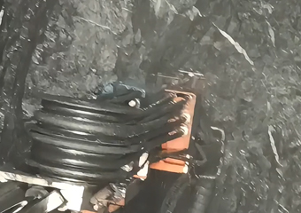 湖南重晶石，巖石硬度F7，鑿巖臺(tái)車配套沃思德液壓鑿巖機(jī)，孔深3.2、單孔平均用時(shí)1分30秒。