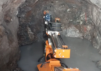 河南金礦 掘進(jìn)臺(tái)車 配套沃思德液壓鑿巖機(jī)，孔深3.2米，單孔平均用時(shí)1分20秒