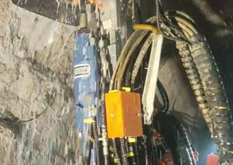 廣西鎢礦  中深孔臺(tái)車 配套沃思德液壓鑿巖機(jī)，T38鉆桿，鉆桿長(zhǎng)915mm，單根鉆桿鉆孔時(shí)間1分鐘。